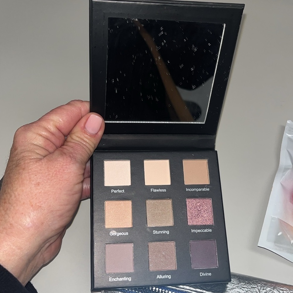 IL MAKIAGE & Real Her eyeshadows Tarte blush Hipdot and zipper bag bundle - Picture 9 of 10